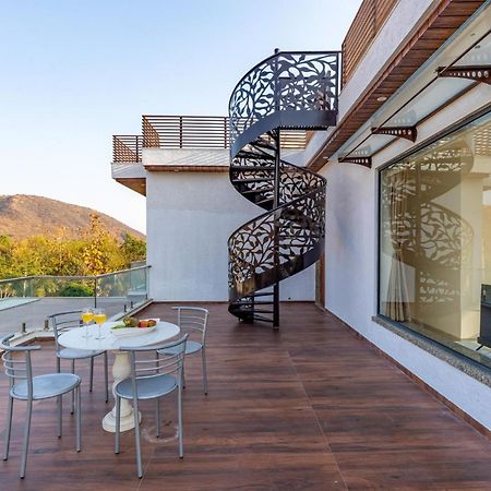 Stayvista'S Bella Dream - Mountain-View With Outdoor Pool, Lawn Featuring A Gazebo & Indoor Games Удайпур Екстериор снимка