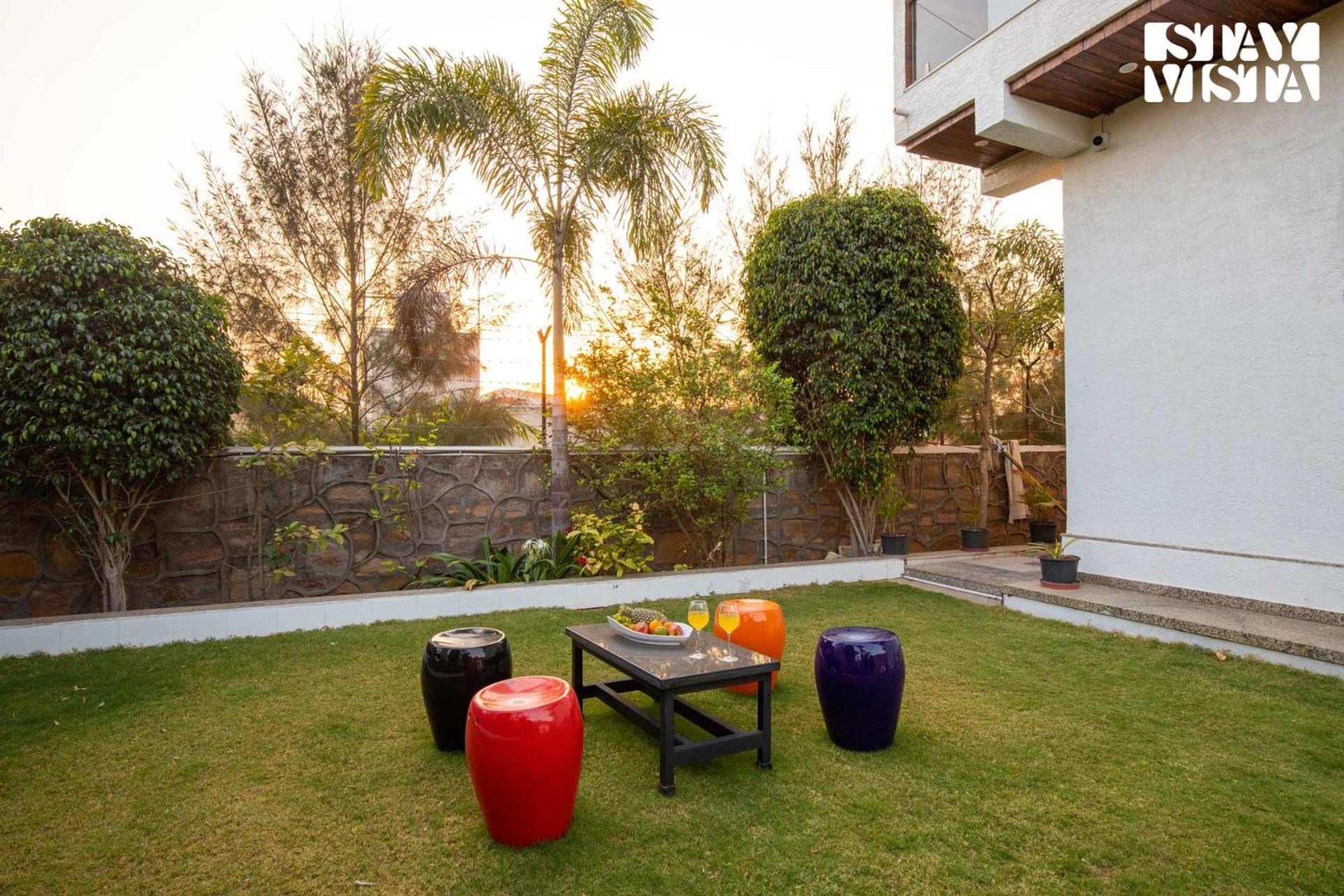 Stayvista'S Bella Dream - Mountain-View With Outdoor Pool, Lawn Featuring A Gazebo & Indoor Games Удайпур Екстериор снимка