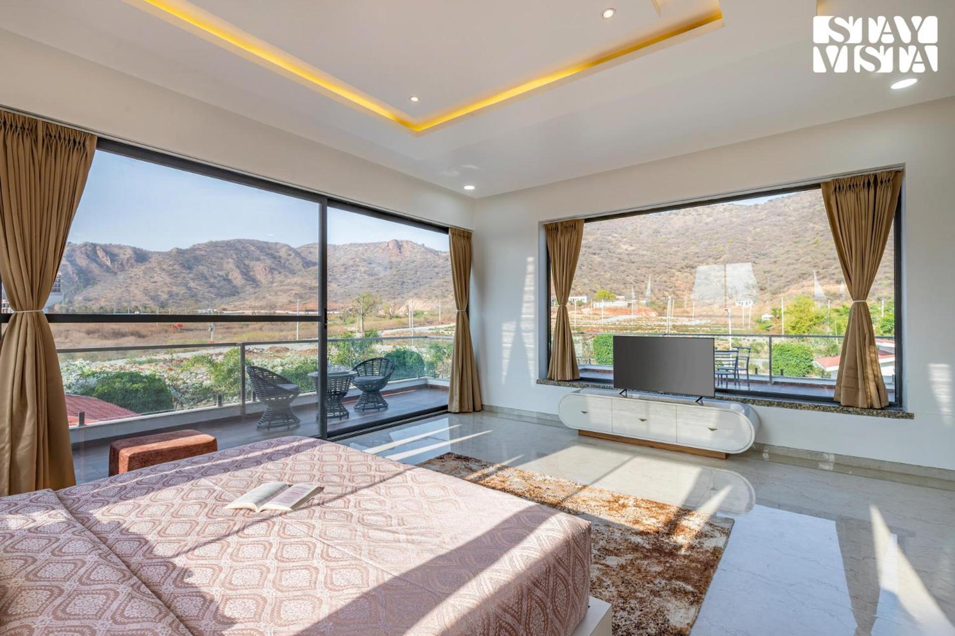 Stayvista'S Bella Dream - Mountain-View With Outdoor Pool, Lawn Featuring A Gazebo & Indoor Games Удайпур Екстериор снимка