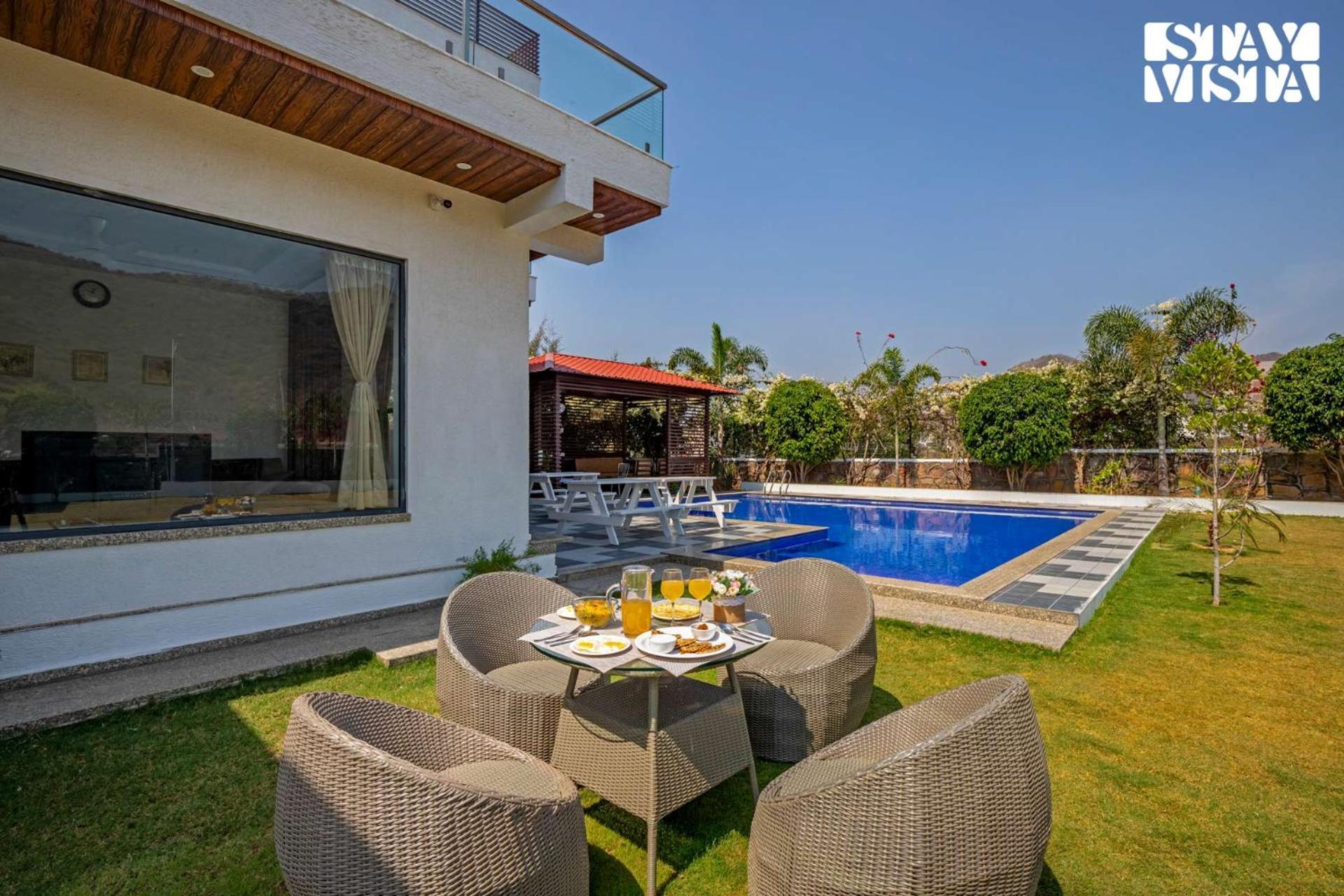 Stayvista'S Bella Dream - Mountain-View With Outdoor Pool, Lawn Featuring A Gazebo & Indoor Games Удайпур Екстериор снимка
