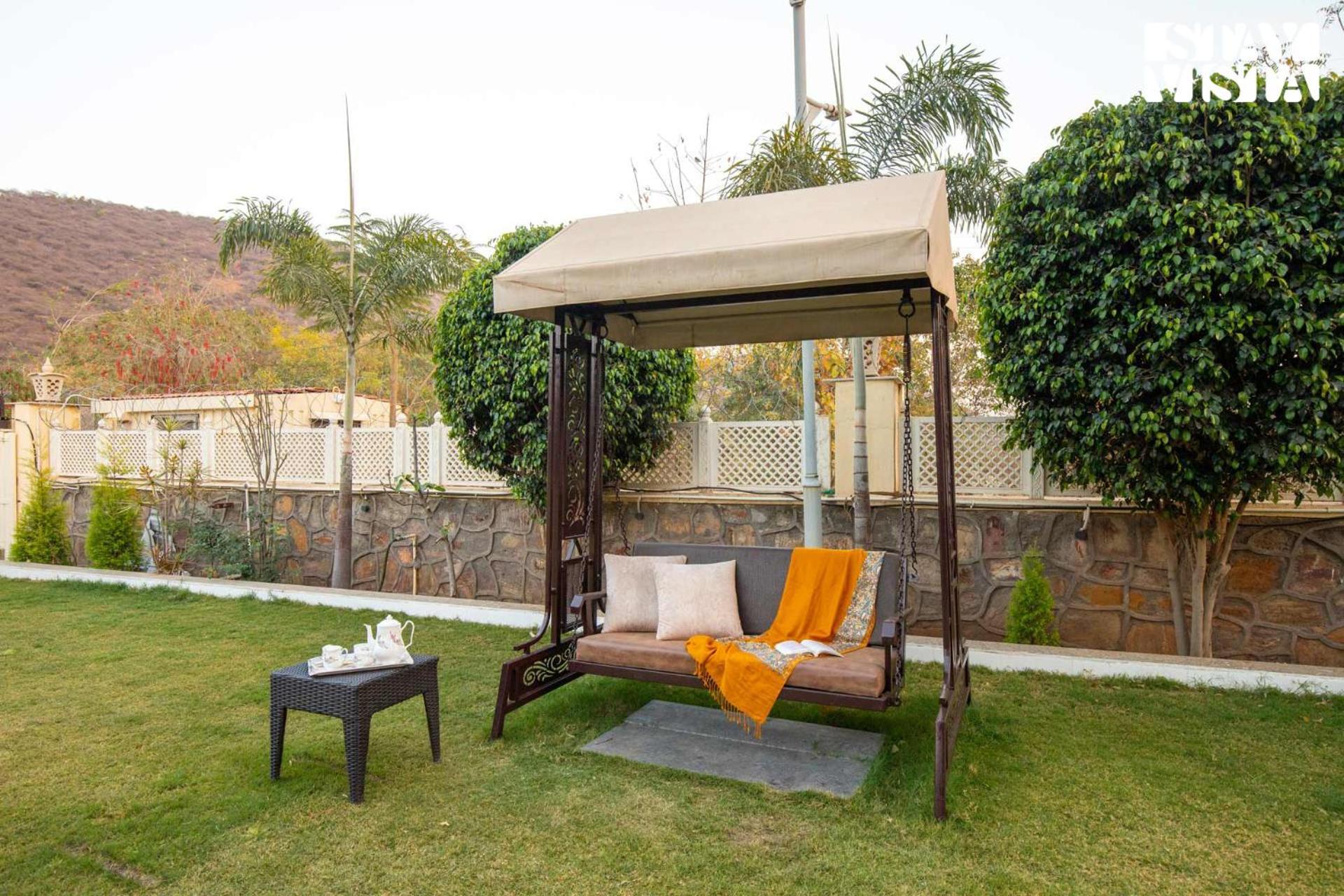Stayvista'S Bella Dream - Mountain-View With Outdoor Pool, Lawn Featuring A Gazebo & Indoor Games Удайпур Екстериор снимка
