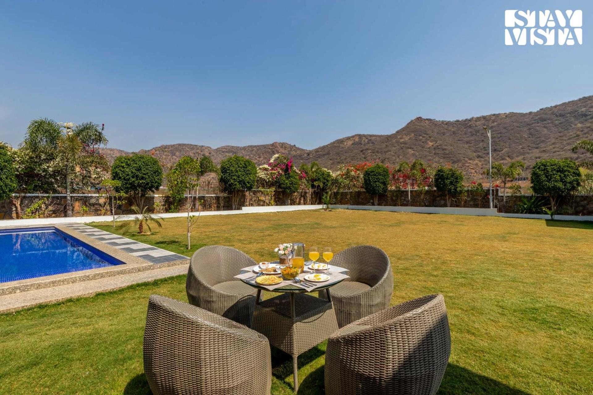 Stayvista'S Bella Dream - Mountain-View With Outdoor Pool, Lawn Featuring A Gazebo & Indoor Games Удайпур Екстериор снимка